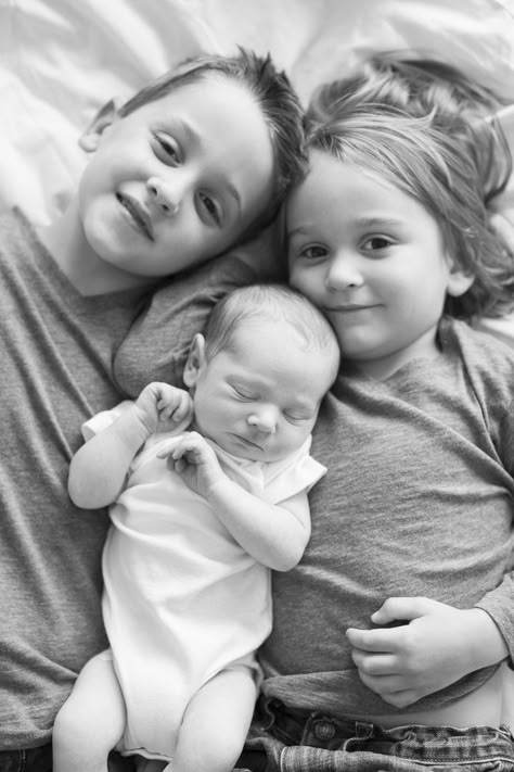 Three Sibling Photography, Family Photos With Newborn And Siblings, 3 Siblings Photography, Sibling Photography Newborn, 3 Siblings, Newborn Family Pictures, Newborn Sibling, Baby Boy Newborn Pictures, Sibling Pictures