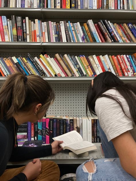 Book Date Aesthetic, Aesthetic Thrift Store, Cozy Libraries, Thrift Store Aesthetic, Aesthetic Library, Best Friend Book, Friends Shopping, Book Friends, Photos With Friends