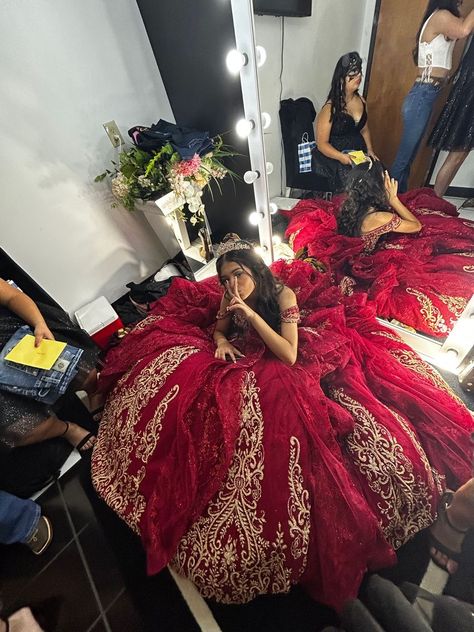 Quince Dresses Black And Red, Quinseñeras Dress Red, Red Quince Aesthetic, Red Quinceanera Dresses With Bow, Burgundy Red Quince Dresses, Quince Pic Ideas, Suprise Dance Outfits Quinceañera, Red And Gold Quinceanera Dresses, Sweet 16 Ball Gowns