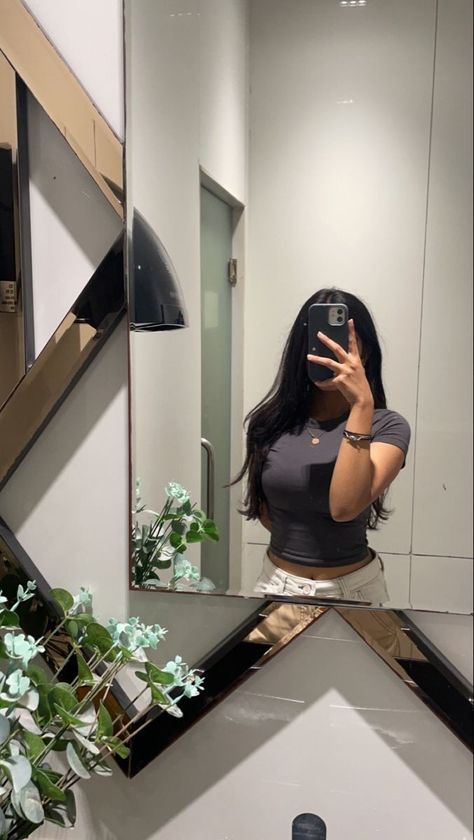 Girl Pictured In A Mirror, Fake Profile Pictures Women, Insta Mirror Pic Ideas, Single Girl Aesthetic, Fake Ig Photos, Hidden Face Mirror Selfie, Selfie Mirror Aesthetic, Fake Insta Pics, Faceless Selfie