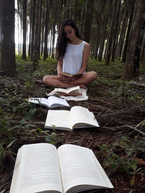 Poses With Books Photo Ideas, Senior Pictures With Books, Book Senior Pictures, Library Photo Shoot, Unique Senior Pictures, Senior Photography Poses, Senior Photo Poses, Foto Tips, Senior Photoshoot