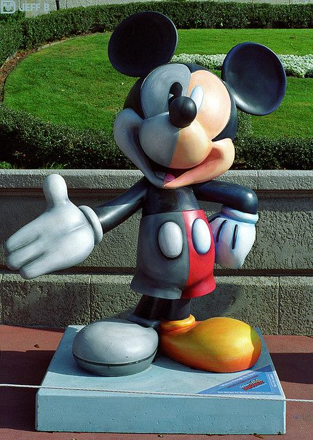 Mickey Mickey Mouse Statue, Mickey Mouse Room, Walter Elias Disney, Mickey Love, Mickey Mouse Art, Disneyland Pictures, Disney Ornaments, Mickey Y Minnie, Disney Lover