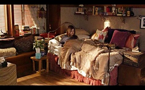 Aria Montgomery room Pll                                                                                                                                                                                 More Arias Room Pll, Aria Montgomery Room Aesthetic, Abby Littman Room, Aria Montgomery Bedroom, Aria Montgomery Room, Aria Aesthetic, Movie Bedroom, Tv Rooms, Aria Montgomery