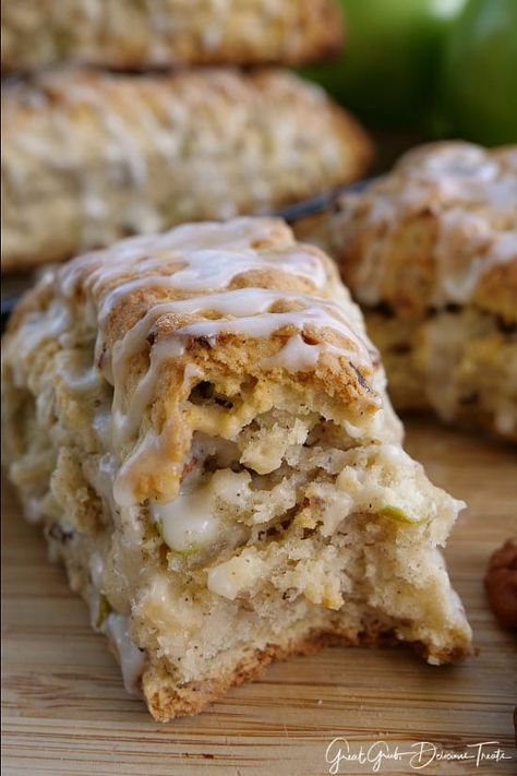 Apple Pecan Scones are super delicious, crunchy on the outside, soft and amazing on the inside and the perfect apple dessert recipe. Pecan Scones, Breakfast Scones, Apple Scones, Baking Scones, Scones Recipe Easy, Dessert Parfait, Homemade Scones, Dessert Oreo, Desserts Keto