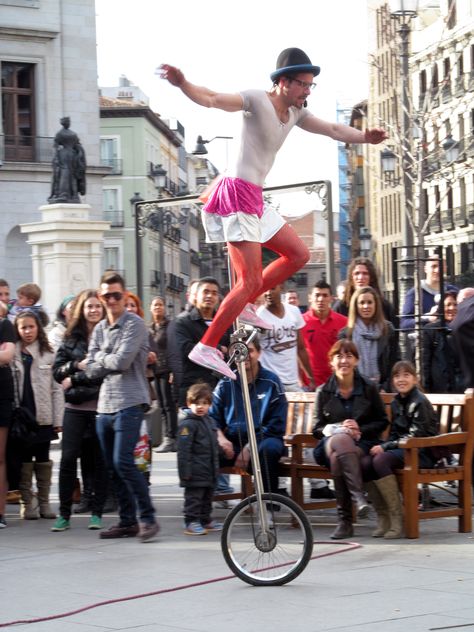 Unicyclist - street performers in Madrid. (Photo by TBA) Street Performers Photography, Walking References, Circus Outfits, Street Performers, Art Performance, Unicycle, Street Performance, Ap Art, Urban Sketching