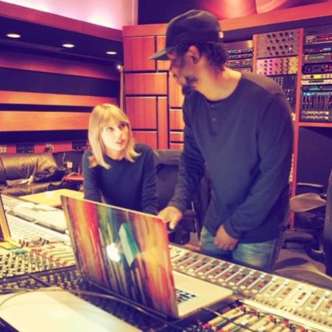 "Happy Birthday to Kendrick Lamar, one of the most talented and grounded people I've met in my life. This was taken the day we recorded the Bad Blood Remix." - Taylor Swift Taylor Travis, Tyler Smith, Taylor Swift News, Swift Photo, Taylor Swift 1989, Bad Blood, Live Taylor, Taylor Swift 13, Kendrick Lamar