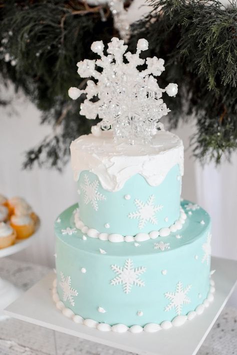 Snowflake First Birthday Cake, Snowflakes Birthday Party Ideas, First Birthday Cake Winter, Winter Wonderland Birthday Party Theme, Snowflake Cake Ideas, Winter Themed Birthday Cake, Winter Wonderland Baby Birthday, Snowflake Cake Birthday, Winter Wonderland First Birthday Boy