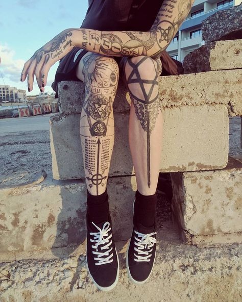 shellydinferno: “@willsveganshoes 🖤 Malta ” Heartagram Tattoo, Tattoo Schrift, Goth Tattoo, Yakuza Tattoo, Mode Emo, Wicked Tattoos, Style Indie, Inspiration Tattoos, Geniale Tattoos