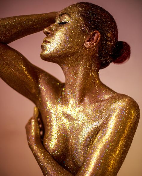 Jin Magazine, Glitter Photography, Gold Skin, High Fashion Photography, Creative Photoshoot Ideas, Portrait Photography Women, Photoshoot Themes, Body Glitter, Beauty Shoot