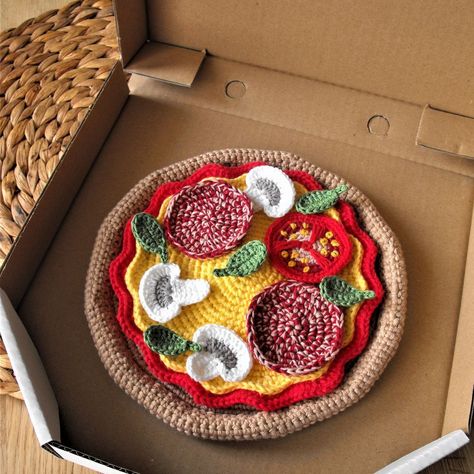 Crochet Pizza, Handmade Food, Play Food Set, Kitchen Toys, Confection Au Crochet, Crochet Stitches Guide, Food Toys, Crochet Food, Beginner Crochet Projects