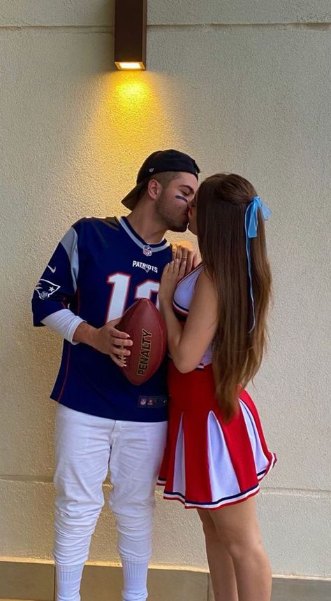 halloween couple custome Halloween Couple Photoshoot, Referee Costume, Badass Halloween Costumes, Patriots Cheerleaders, Cute Couples Costumes, Couple Photoshoot Ideas, Halloween Parejas, Medical Journal, Carnaval Costume