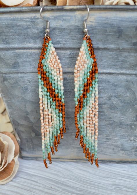 Beige Beaded Earrings For Beach, Neutral Seed Bead Earrings, Unique Beaded Beach Earrings, Traditional Beaded Fringe Earrings For Beach, Brown Beaded Fringe Dangle Earrings, Diy Seed Bead Earrings, Beads Craft Jewelry, Art Perle, Beaded Earrings Diy