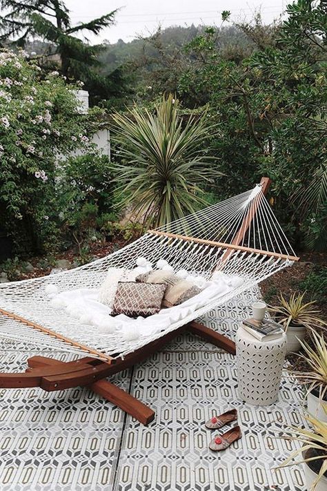 A Hammock for Your Summer Naps is the Ideal Relaxation Piece You Need! Patio Hammock, Backyard Hammock, Outdoor Hammock, Backyard Inspiration, Country Landscaping, Moroccan Decor, Patio Ideas, Backyard Oasis, Backyard Decor