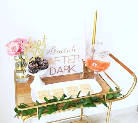 My 30th Birthday Brunch Party: Brunch After Dark | Celebration Stylist | Popular Party Planning Blog Birthday Party Brunch, Birthday Brunch Ideas, Birthday Brunch Party, Easter Brunch Outfit, Easter Brunch Table Setting, Mimosa Brunch, 30th Bday Party, Chic Birthday Party, Brunch Bar