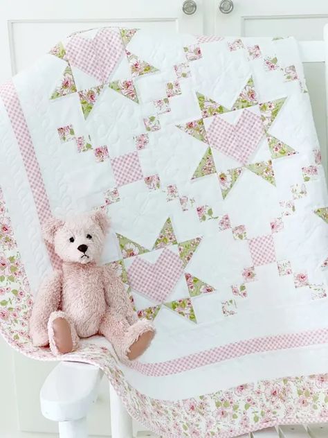 Zoo Animal Quilt Pattern, Pink Quilts Ideas, Baby Girl Quilt Patterns, Girly Quilts, Easy Quilting Patterns, Baby Quilt Ideas, Poetry Prints, Beginner Quilts, Quilt Stars