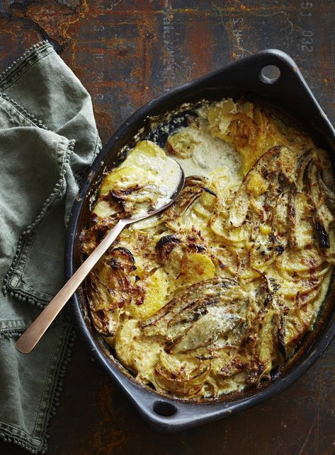 Fennel Potato, Onion Gratin, Cold Weather Comfort Food, Fennel Recipes, Artisan Food, Deilig Mat, Potato Dishes, Food Magazine, Cream Recipes