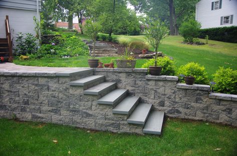 Build your own stairs using block retaining walls Retaining Wall Stairs, Yard Retaining Wall, Garden Wall Block, Pool Retaining Wall, Backyard Hill Landscaping, Lake House Landscaping, Retaining Wall Steps, Wall Stairs, Backyard Retaining Walls