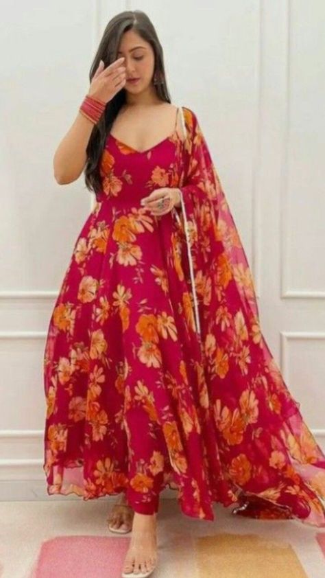 Stylish dress Fancy Dupatta Design, Long Gown For Women, Umbrella Kurti Design, Printed Long Gowns, Party Wear For Women, Umbrella Dress, Floral Frocks, Celebrity Casual Outfits, Velvet Dress Designs