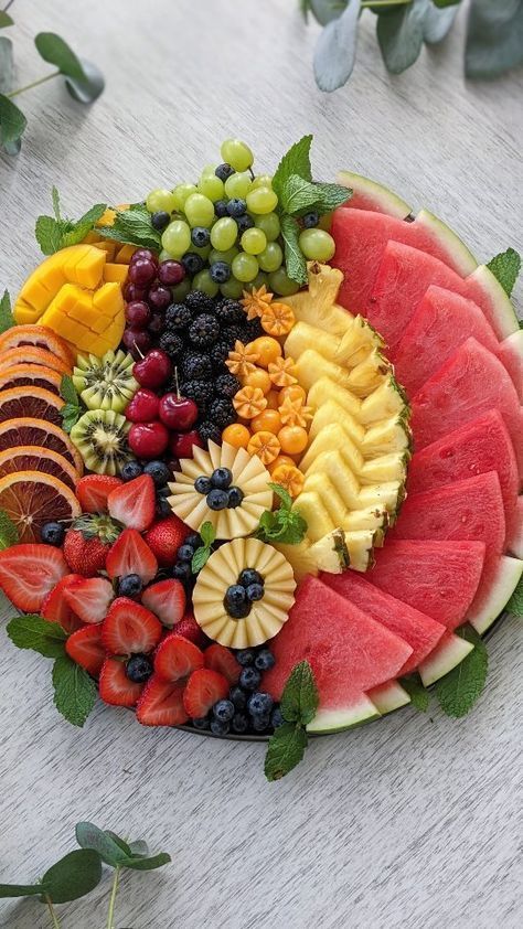 Circle Fruit Platter, Exotic Fruit Platter, Fruit Platter Wedding, Plateau Fruit, Fruit Tray Designs, Amazing Food Platters, Fruit Platter Designs, Decorações Com Comidas, Amazing Food Decoration