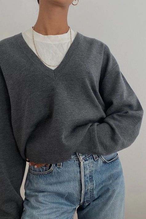 Cute outfit simple chic modern Vneck Sweater Outfit, Fall Minimalist Outfit, Vneck Outfit, Preppy Sweater Outfits, Australian Winter Fashion, Outfits Los Angeles, Grey Sweater Outfit, Aesthetic Overalls Outfit, Ireland Fashion