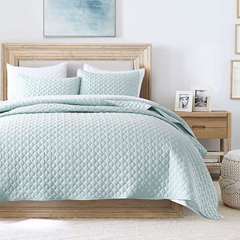 Amazon.com: Quilt King Size Aqua Blue, Lightweight Quilt for Summer Ultra-Soft Microfiber Modern Style Quilted Clouds Pattern Bedspread Quit Set 3 Pieces（(1 Quilt and 2 Pillow Shams) : Home & Kitchen Hotel Chic, Cloud Pattern, Attractive Colors, Clouds Pattern, Lightweight Quilt, Colour Pattern, Quilted Bedspreads, Bedding Stores, Twin Quilt