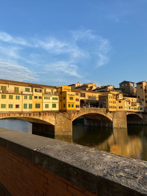 Florence Ponte Vecchio, Italy Locations, Florence Aesthetic, Sunset Bridge, Ponte Vecchio Florence, Summer Abroad, Florence City, Italy Aesthetic, City Landscape