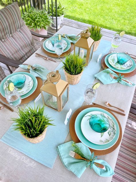 Beach Table Settings, Beach Cottage Kitchens, Outdoor Tablescapes, Coastal Table Decor, Food Workout, Rainy Summer, Summer Table Settings, Saturday Vibes, Summer Tablescapes