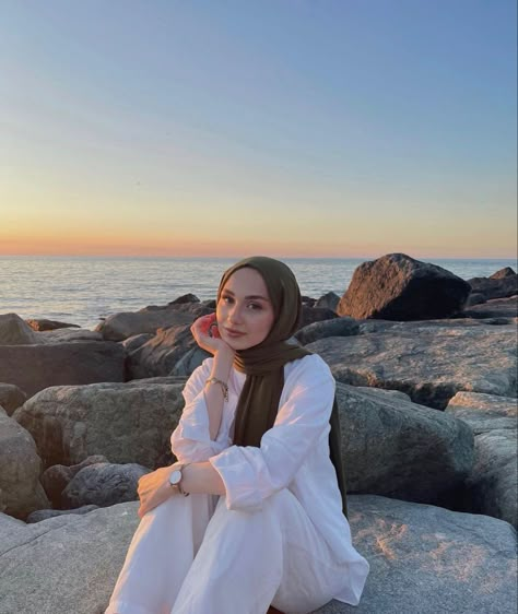 Beach Hijab Outfit Ideas, Beach Fashion Shoot, Beach Holiday Outfits, Beach Photo Inspiration, Beach Poses By Yourself Photo Ideas, Beach Selfie, Beach Instagram Pictures, Beach Ootd, Beautiful Photoshoot Ideas