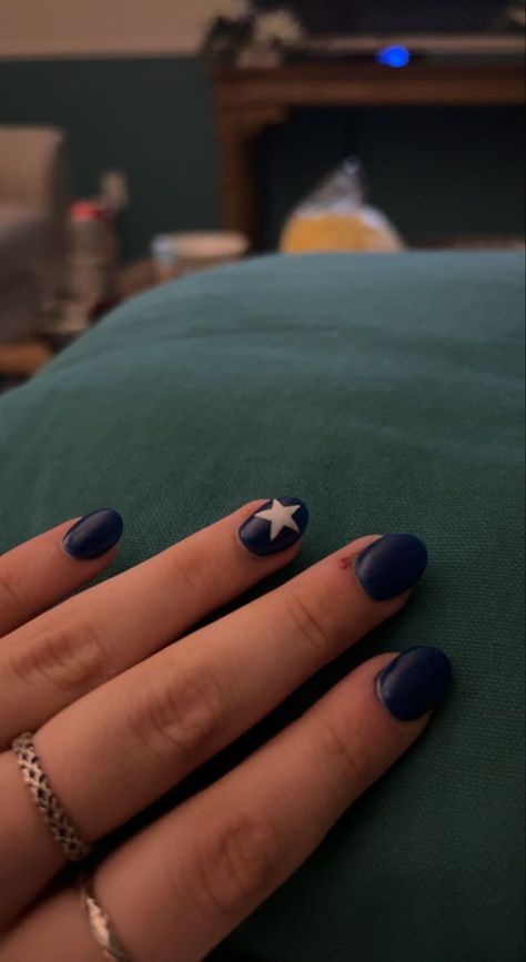 Short Nail Designs Navy Blue, Gel Nails Ideas Short Stars, Navy Blue Acrilyc Nails, Short Acrylic Nails Navy Blue, Navy Blue Nails With Silver Stars, Star Gel Nails Short, Navy Blue Nails Stars, Midnight Nails Design, Short Nails Navy Blue