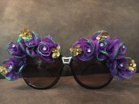 Mardi Gras Sunglasses, Iris Sunglasses, Decorated Sunglasses, Mardi Gras Parade Outfit, Mardi Gras Diy, Costume Bra, Diy Sunglasses, Beaded Sunglasses, Mardi Gras Outfits