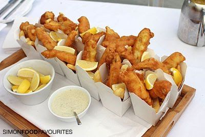 mini fish and chips in noodle boxes Fish And Chips Party Food, Fish Serving Ideas, Fish And Chip Canapes, Mini Fish And Chips, Birthday Dinner Menu, Party Food Bar, Wedding Food Menu, Wedding Buffet Food, Appetizer Menu