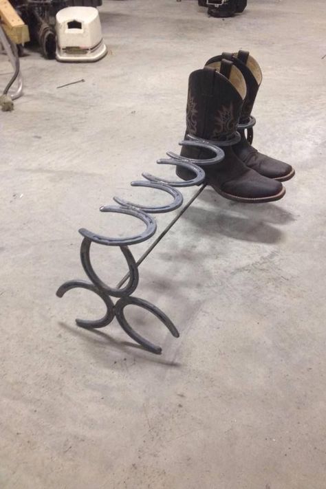 sunshineandflowerss | VSCO Western Bedroom Decor, Horseshoe Projects, Boot Rack, Horseshoe Crafts, Welding Art Projects, Looks Country, Horseshoe Art, Shoe Crafts, Metal Welding