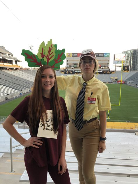 Dwight and beet best friends costume Dwight The Office Costume, Ross Halloween Costume Friends, Office Couples Costumes, Dwight Costume Girl, Funny Duet Halloween Costumes, Dwight Schrute Costume Women, Dwight And Angela Couple Costume, Dwight Shrute Costume, Dwight Halloween Costume