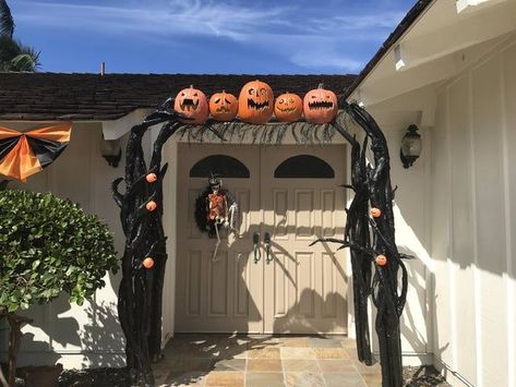 Noodle Halloween Decorations, Pool Noodle Decorations, Noodle Costume, Halloween Backyard, Pool Noodle Halloween, Halloween Arch, Pool Noodle Hacks, Noodle Crafts, Noodle Hacks