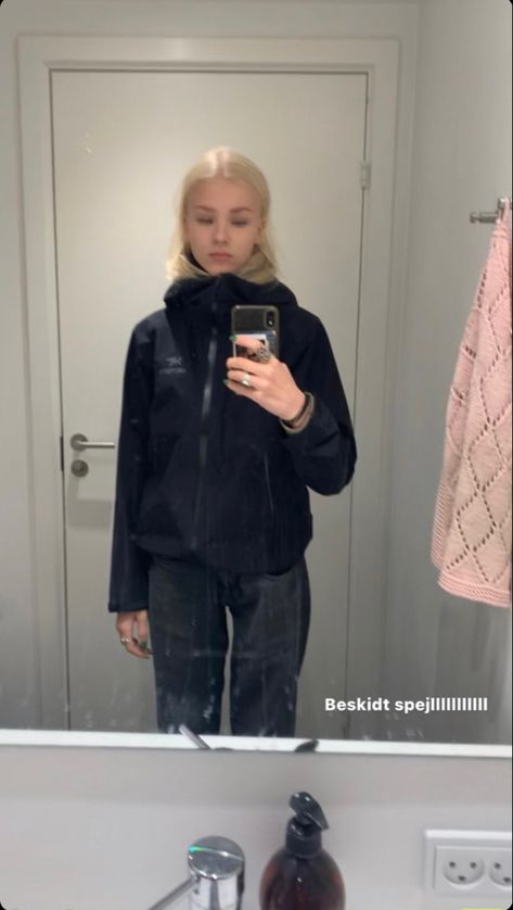 Kway Jacket Woman Outfit, Granola Girl Style, Jacket Outfit Women, Woman Outfit, Granola Girl, Fall Fits, Snow Suit, Down Jacket, Fashion Inspo Outfits