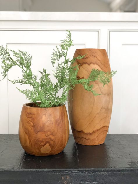 Wood Vases Decor, Wooden Accessories Decor, Wood Accessories Home Decor, Wooden Vase Decor, Wooden Decorative Items, Wooden Decor Ideas, Wooden Home Accessories, Hanging Moss, Arreglos Ikebana