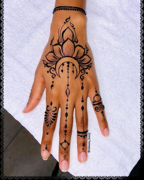 Henne Tattoo, Cute Henna Designs, Mandala Hand Tattoos, Henna Style Tattoos, Jagua Henna, Jagua Tattoo, Henna Drawings, Henna Mandala, Henna Inspired Tattoos