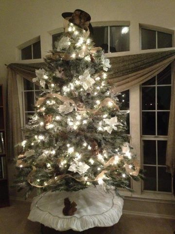 Texas Christmas Tree! Love the cowboy hat topper! Hat Christmas Tree Topper, Texas Christmas Tree, Elegant Christmas Tree Decorations, Texas Christmas, Elegant Christmas Trees, Classy Christmas, Cowboy Christmas, Christmas Events, Christmas Tree Topper