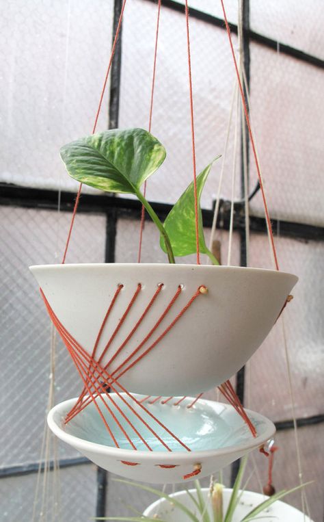 planter Plant Hanging, Ceramics Projects, Ceramics Ideas Pottery, Hanging Planter, Deco Floral, Hanging Planters, Ceramic Planters, Clay Pottery, Hanging Baskets