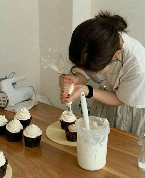 People Baking Aesthetic, Baking Lifestyle Photography, Baking Outfit Aesthetic, Cooking Aesthetic Girl, Aesthetic Baking Photos, Hobbies Pictures, Korean Instagram Feed, Faceless Girl Aesthetic, Silvester Diy