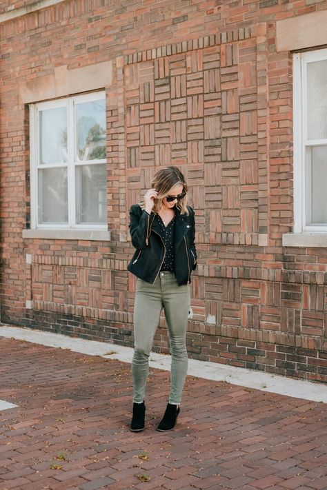 Budget Friendly Style: $25 Olive Pants Olive Pants Outfit, Thanksgiving Outfit Ideas, Olive Pants, Stylish Mom, Leather Jacket Outfits, Casual Jackets, Fashion Night, Thanksgiving Outfit, Fall Fashion Trends