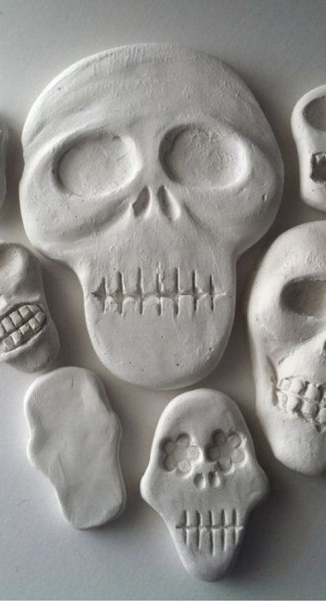 Clay Skull Diy, Clay Skull Ideas, Curio Decor, Fall Coffin Nails, Skull Ornaments, Diy Halloween Crafts, Den Mrtvých, Table Halloween, Day Of The Dead Art