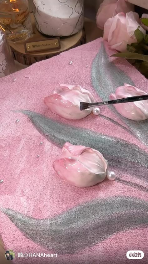 Painting flowers with 3d paint Sculpture Art Projects, Butterfly Art Painting, Art Painting Tools, Diy Abstract Canvas Art, Plaster Wall Art, Abstract Art Diy, Diy Canvas Wall Art, Art Decor Diy, Tableau Art