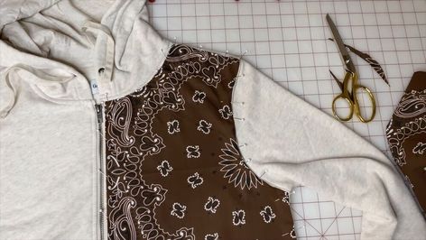 This is a guide to making a DIY bandana patchwork hoodie. Learn how to add bandana fabric patchwork pieces to your clothes with this easy step-by-step sewing tutorial. Diy Hoodie Refashion, Diy Bandana, Bandana Quilt, Cute Bandana, Bandana Dress, Sweatshirt Makeover, Upcycle Clothing, Reworked Clothing, Patchwork Hoodie