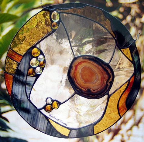 circular stained glass panel with agate slice                                                                                                                                                      More Glass Crafts Diy, Agate Art, Stained Glass Sun, Modern Stained Glass, Painted Glass Art, Mosaic Stained, Stained Glass Ornaments, Stained Glass Lamps, Stained Glass Crafts