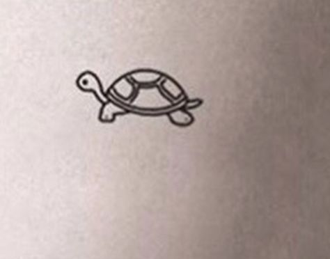 Ninja Turtle Tattoos, Tortoise Tattoo, Partner Tattoos, Waist Tattoos, Cartoon Turtle, Tattoo Old School, Turtle Tattoo, Tiny Tattoo, Cute Turtles