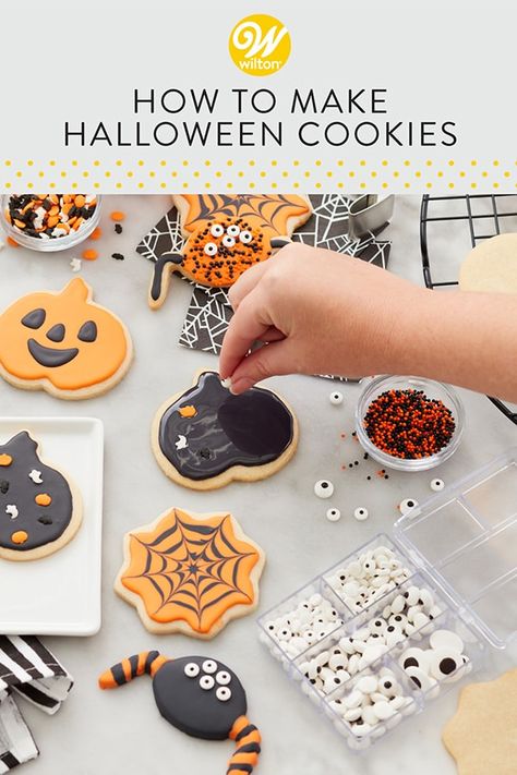 Wilton Halloween Cookies, Easy Halloween Cookies Recipes, Traditional Christmas Dessert Recipes, Wilton Halloween, Pumpkin Shaped Cookies, Roll Out Sugar Cookies, Easy Halloween Cookies, Halloween Cookie Recipes, Dulces Halloween