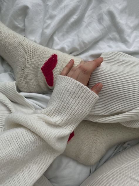 Valentines Day Aestethic, Cozy Valentines Aesthetic, February Core Aesthetic, February Astethic, February Girl Aesthetic, February Vibes Aesthetic, Febuary Girl Asthetic, Valentine Core Aesthetic, St Valentin Aesthetic