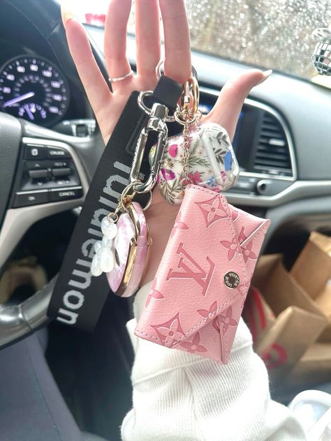 Girly Keychains Ideas, Cute Car Keys Aesthetic, Wallet Keychain Ideas, Car Keychain Aesthetic, Car Keys Keychain Ideas, Car Keychain Ideas, Keychain Aesthetic, Louis Vuitton Keychain, Girly Car Accessories