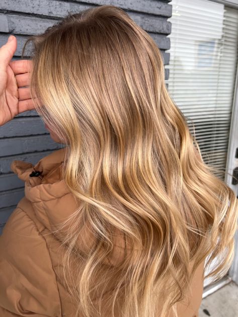 Balayage Hair Blonde Golden, Blonde Balayage Golden Honey, Golden Blonde Root Smudge, Golden Blonde Hair Inspiration, Highlights For Golden Blonde Hair, Blonde Highlights On Golden Hair, Golden Highlights Blonde Hair, Dirty Blonde Strawberry Hair, Shadow Root Golden Blonde